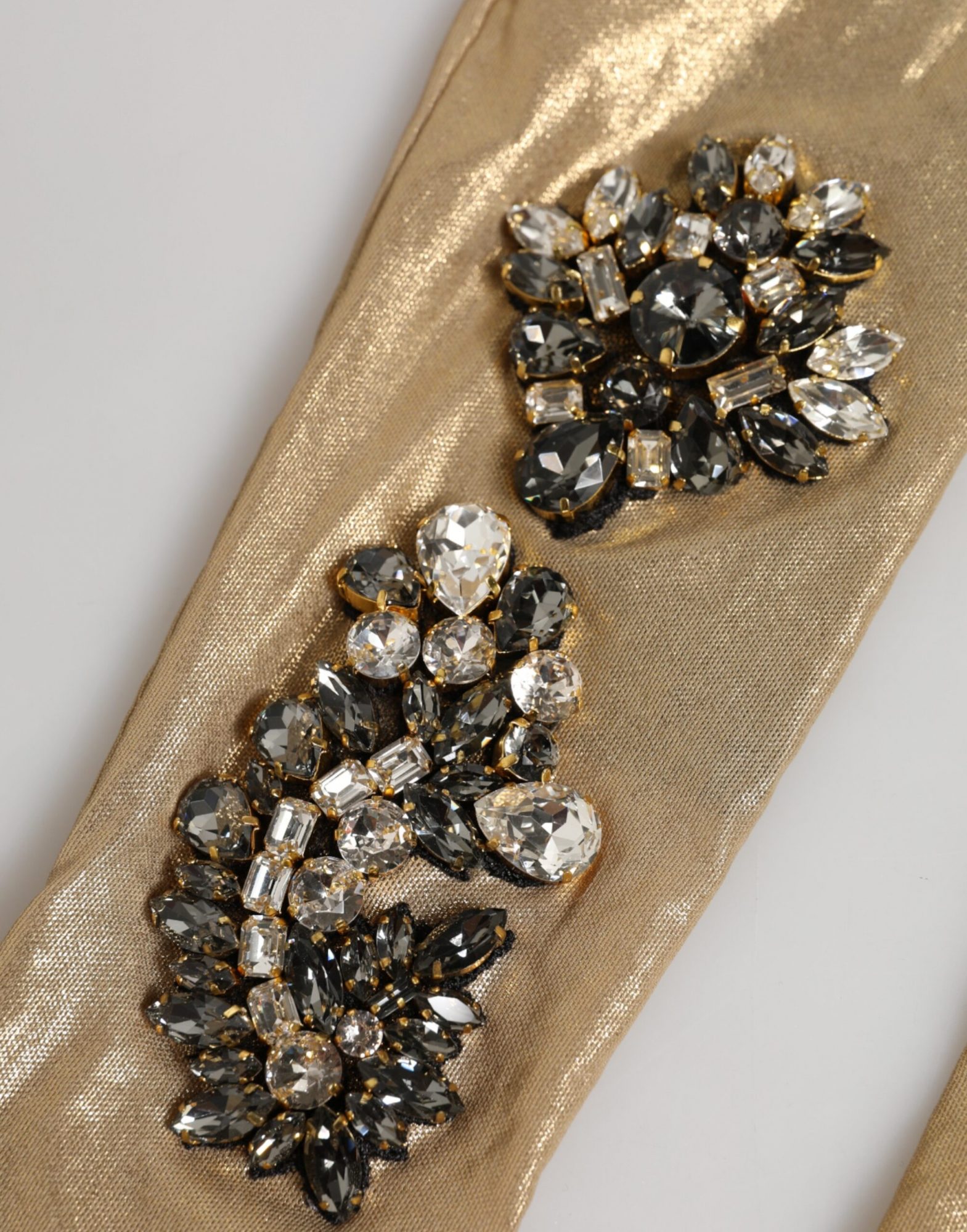 Dolce & Gabbana Beigefarbene Satin-Kristall-Ellbogenhandschuhe – Bild 3